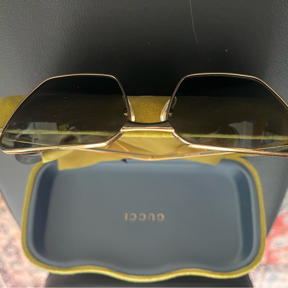 Gucci Gold Aviator Sunglasses Sleek Design